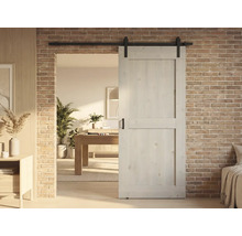 Porte coulissante en bois devant un mur en briques dans un espace de vie moderne