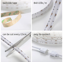 Ruban LED avec 840 LED par mètre, dos autocollant, découpable tous les 2,5 centimètres et système de connexion facile.