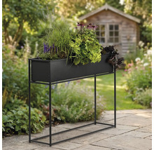 Jardinière avec structure métallique dans le jardin