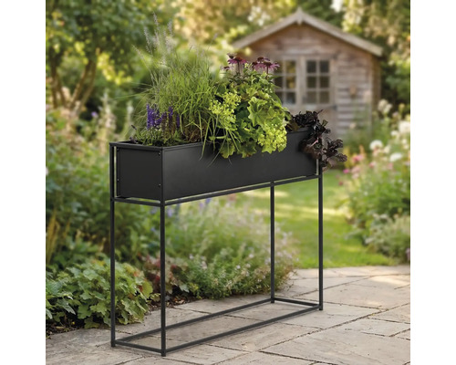 Jardinière avec structure métallique dans le jardin