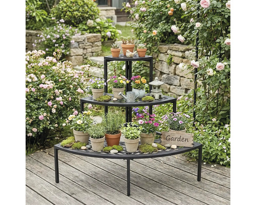 Dreistufige Pflanzentreppe mit Topfpflanzen und Gartendekoration im Garten.