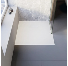 Begehbare Dusche mit flacher Duschwanne und Glasabtrennung in einem modern gestalteten Badezimmer.