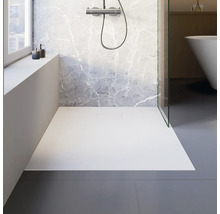 Begehbare Dusche mit flacher Duschwanne und Armatur vor Marmorwand