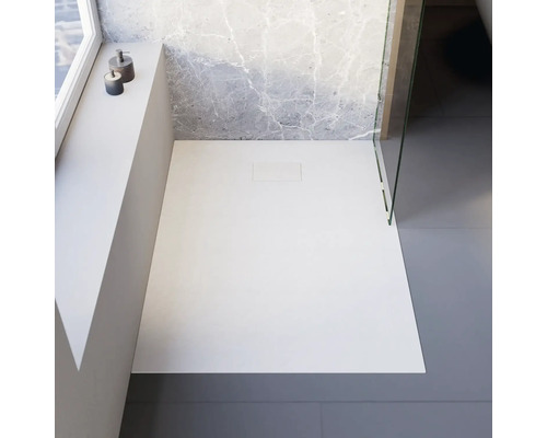 Ebenerdige Dusche mit Duschrinne in einem Badezimmer