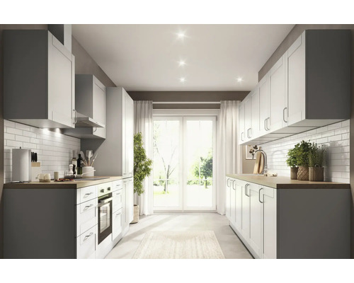 Helle Küche mit Einbauschränken, Elektrogeräten und Arbeitsplatten