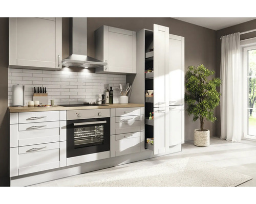 Helle Küche mit weißen Schränken, Dunstabzugshaube und Regalen.