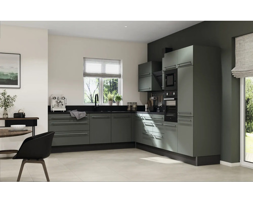 Cuisine moderne avec armoires grises, plan de travail noir et poignées en acier inoxydable.