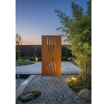 Gartenszene mit einem dekorativen Sichtschutz aus Metall, Kieswegen und Bambus