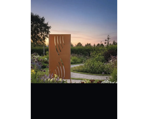 Dekorative Garten Sichtschutzwand aus Metall mit Muster in einem angelegten Garten.