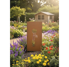 Panneau d'intimité couleur rouille avec découpe de plante dans un jardin fleuri