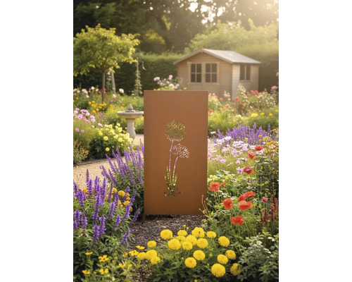 Panneau d'intimité couleur rouille avec découpe de plante dans un jardin fleuri