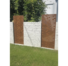Éléments décoratifs de protection visuelle en métal avec découpes horizontales devant un mur de pierre