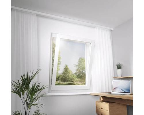 Intérieur avec fenêtre basculante, rideaux et bureau