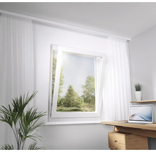 Intérieur avec fenêtre basculante, rideaux et bureau