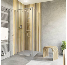 Badezimmer mit Duschkabine, Handtuchwärmer und Holzschemel