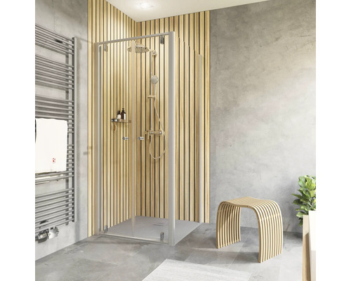 Badezimmer mit Duschkabine, Handtuchwärmer und Holzschemel