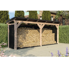 Holzlager mit gestapeltem Brennholz im Aussenbereich