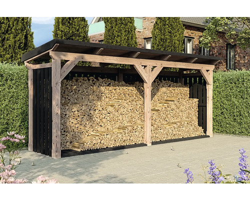 Holzlager mit gestapeltem Brennholz im Aussenbereich