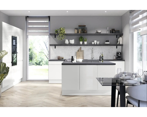 Cuisine claire avec îlot de cuisine, étagères et table à manger dans un espace de vie moderne.