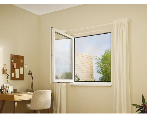 Heller Raum mit geöffnetem Fenster, Schreibtisch und Dekorationen.