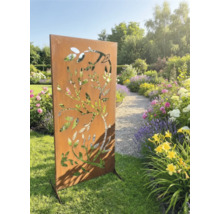 Clôture de jardin en métal avec motif d'arbre dans un jardin fleuri