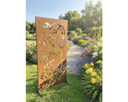 Clôture de jardin en métal avec motif d'arbre dans un jardin fleuri