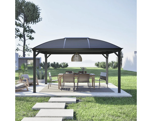 Pavillon de jardin avec table et chaises sur une terrasse dans un jardin.