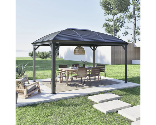 Gartenpavillon mit Tisch und Stühlen auf einer Terrasse im Garten