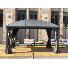 Pavillon avec rideaux et mobilier de jardin sur une terrasse.