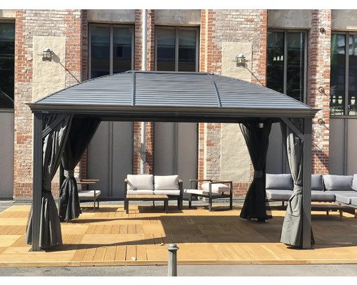 Pavillon avec rideaux et mobilier de jardin sur une terrasse.
