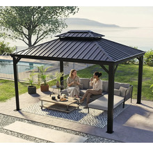 Scène de jardin avec pavillon, canapé et deux femmes buvant du café