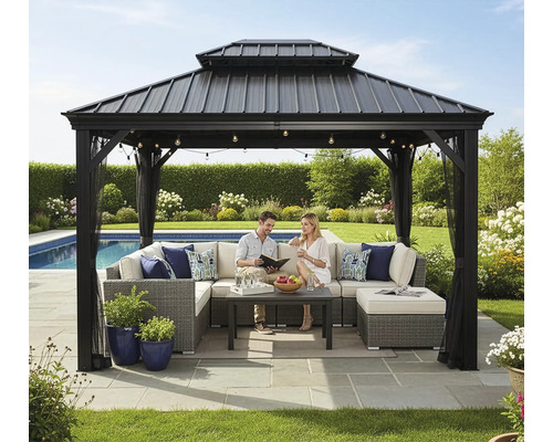 Scène de jardin avec pavillon, coin salon, table, plantes et deux personnes