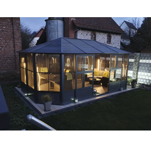 Vue extérieure d'un pavillon de jardin avec mobilier dans un jardin.