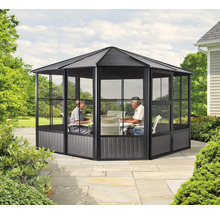 Pavillon autoportant avec deux personnes dans le jardin.