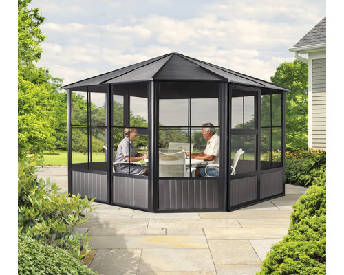 Pavillon autoportant avec deux personnes dans le jardin.