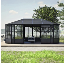 Gartenzelt aus Glas und Holz mit Sitzgelegenheiten im Freien