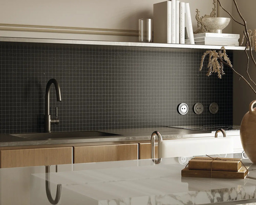 Küchenszene mit Spüle, Armatur, Mosaikfliesen und Dekorationselementen für ein modernes Design