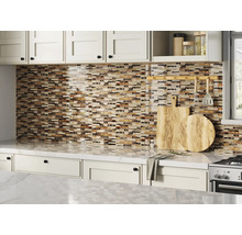 Scène de cuisine avec des carreaux de mosaïque sur le mur, des armoires blanches et des plans de travail