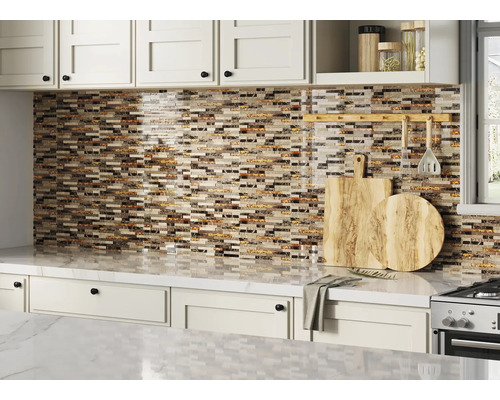 Scène de cuisine avec des carreaux de mosaïque sur le mur, des armoires blanches et des plans de travail