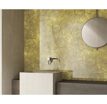 Salle de bain avec mosaïque, lavabo et miroir