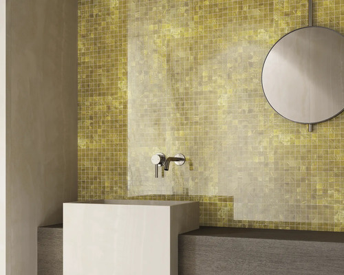 Salle de bain avec mosaïque, lavabo et miroir