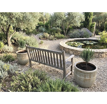 Scène de jardin avec banc en bois, pots de fleurs et bassin