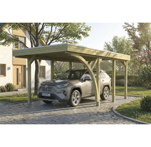 Une voiture est garée sous un carport en bois dans une allée pavée.