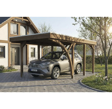 Voiture sous un abri de voiture en bois devant une maison.