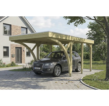 Voiture sous un abri de voiture en bois devant une maison