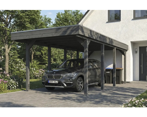 Auto unter einem Carport aus Holz neben einem Haus