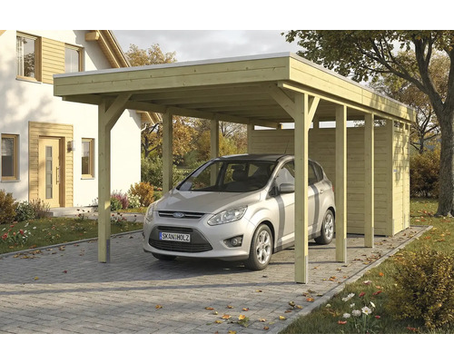 Auto unter einem Carport aus Holz mit Geräteschuppen