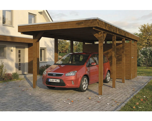 Holzcarport mit Geräteraum und untergestelltem Auto vor Wohnhaus