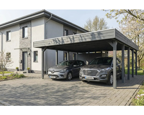 Holz Carport mit zwei geparkten Autos vor einem Wohnhaus