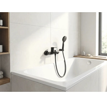 Modernes Badezimmer mit weisser Badewanne und schwarzer Armatur mit Handbrause.